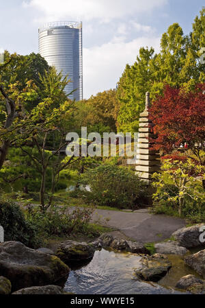 Japanischer Garten und Post Tower, Rheinaue, Bonn, Rheinland, Nordrhein-Westfalen, Deutschland, Europa Stockfoto