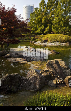 Japanischer Garten und Post Tower, Rheinaue, Bonn, Rheinland, Nordrhein-Westfalen, Deutschland, Europa Stockfoto