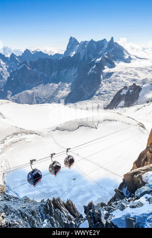 Aiguille du Midi (3842 m) und Mont-Blanc Peak (4810 m) in Chamonix Mont-Blanc, Haure-Savoie, Rhône-Alpes, Frankreich Stockfoto