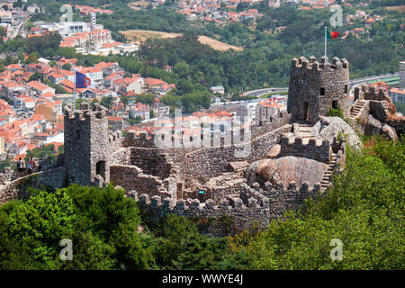 Blick auf die Burg der Mauren oben auf dem Berg über der Stadt Sintra. Sintra. Portugal Stockfoto