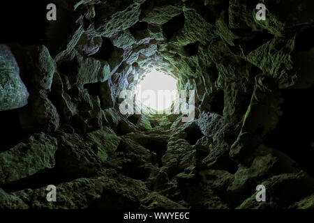 Die Einleitung (inverse Turm) in der Quinta da Regaleira Immobilien. Sintra. Portugal Stockfoto