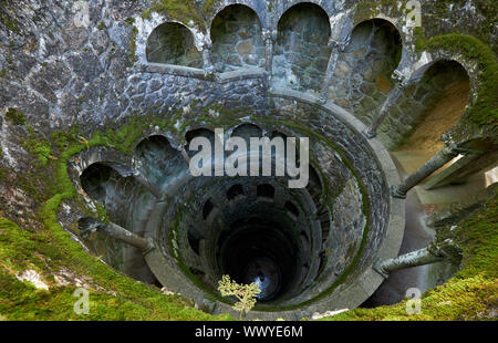 Die Einleitung Brunnen (inverse Turm) in der Quinta da Regaleira Immobilien. Sintra. Portugal Stockfoto