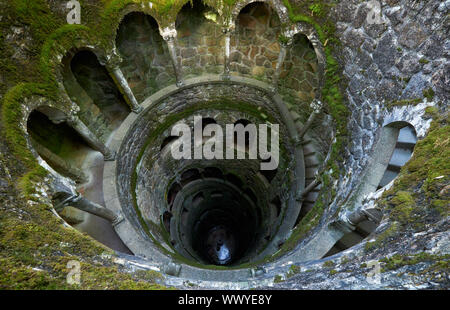 Die Einleitung Brunnen (inverse Turm) in der Quinta da Regaleira Immobilien. Sintra. Portugal Stockfoto