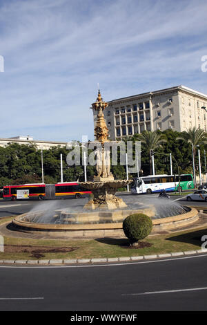 Brunnen auf einer Verkehrsinsel von Plaza Don Juan de Austria Stockfoto