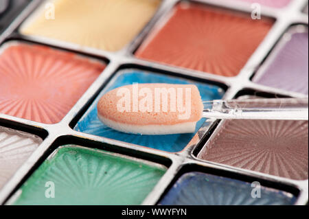 Auge in vielen Farben mit Pinsel machen Stockfoto