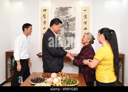 Xinxian, der chinesischen Provinz Henan. 16 Sep, 2019. Der chinesische Präsident Xi Jinping, auch Generalsekretär der Kommunistischen Partei Chinas und Vorsitzender der Zentralen Militärkommission, lernt über Gebäude der Stadt Chuangke oder Entscheidungsträger, und die Förderung des ländlichen Tourismus und ländliche Revitalisierung durch rote touristischen Ressourcen an Tianpudawan in Xinxian Tianpu Gemeinde Grafschaft, der Central China Provinz Henan, Sept. 16, 2019. Credit: Xie Huanchi/Xinhua/Alamy leben Nachrichten Stockfoto