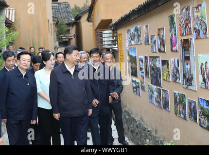 Xinxian, der chinesischen Provinz Henan. 16 Sep, 2019. Der chinesische Präsident Xi Jinping, auch Generalsekretär der Kommunistischen Partei Chinas und Vorsitzender der Zentralen Militärkommission, lernt über Gebäude der Stadt Chuangke oder Entscheidungsträger, und die Förderung des ländlichen Tourismus und ländliche Revitalisierung durch rote touristischen Ressourcen an Tianpudawan in Xinxian Tianpu Gemeinde Grafschaft, der Central China Provinz Henan, Sept. 16, 2019. Credit: Ju Peng-/Xinhua/Alamy leben Nachrichten Stockfoto