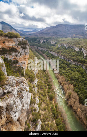 Sicht des Flusses Ebro Canyon in der Nähe von Pesquera de Ebro Dorf, Paramos region, Burgos, Spanien Stockfoto
