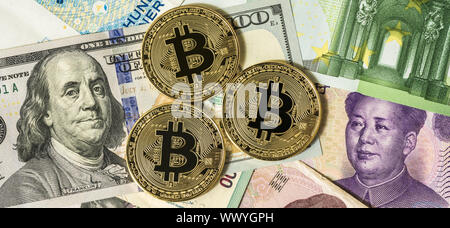 Golden bitcoin über multi Banknoten der Dollar, Yuan, Euro Stockfoto