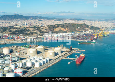 Zylindrische Kraftstoff Lagertanks im Seaport Barcelona, Zona Franca-Port Stockfoto