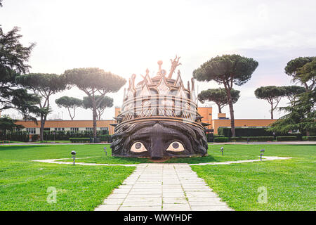 Rom, Italien, 1. April 2017: Die Statue von Venusia innerhalb der Cinecittà Filmstudios in Rom, Italien. Die Skulptur wurde für den Film Il Casanova erstellt Stockfoto