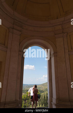 Junges Paar auf dem Gelände der Villa D'Este in Tivoli in Italien Stockfoto