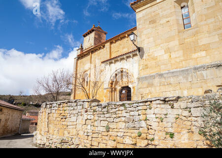 San Pedro y San Pablo Kirche in Gredilla de Sedano Dorf, Paramos region, Burgos, Spanien Stockfoto