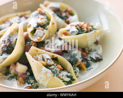 Conchiglioni pasta Muscheln mit Spinat Pancetta Pinienkerne und Gehen Stockfoto