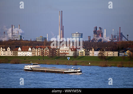 Frachtschiff auf dem Rhein und industrielle Landschaft im Hintergrund, Duisburg, Deutschland, Europa Stockfoto