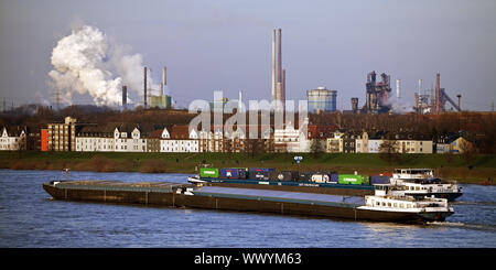 Frachtschiffe auf dem Rhein und industrielle Landschaft im Hintergrund, Duisburg, Deutschland, Europa Stockfoto