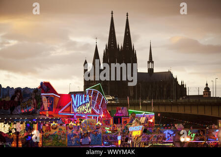 Deutz Kirmes und der Kölner Dom, Köln, Rheinland, Nordrhein-Westfalen, Deutschland, Europa Stockfoto