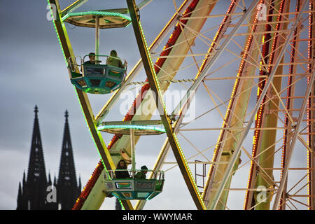 Deutz Kirmes und der Kölner Dom, Köln, Rheinland, Nordrhein-Westfalen, Deutschland, Europa Stockfoto