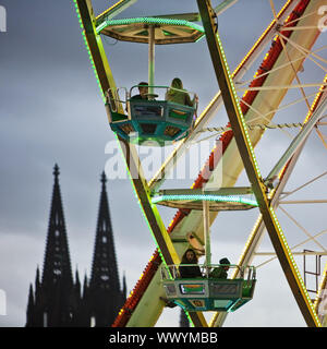 Deutz Kirmes und der Kölner Dom, Köln, Rheinland, Nordrhein-Westfalen, Deutschland, Europa Stockfoto