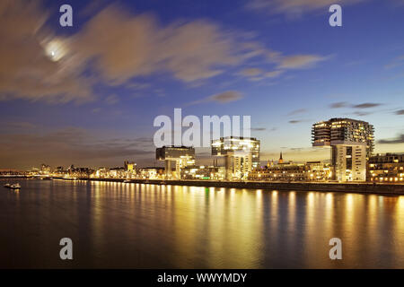 Kranhaeuser am Rhein Ufer in den Abend, Köln, Nordrhein-Westfalen, Deutschland, Europa Stockfoto
