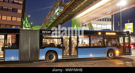 Umzug Wuppertal Seilbahn über einen Bus am Abend, Wuppertal, Bergisches Land, Deutschland, Europa Stockfoto