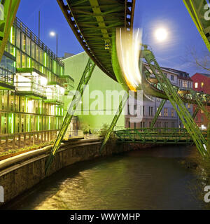 Umzug Wuppertal Seilbahn über die Wupper am Abend, Wuppertal, Deutschland, Europa Stockfoto