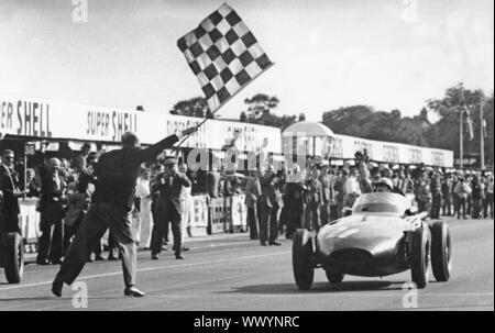 Stirling Moss gewinnt 1957 Grand Prix von Großbritannien in Aintree in der vanwall. Stockfoto