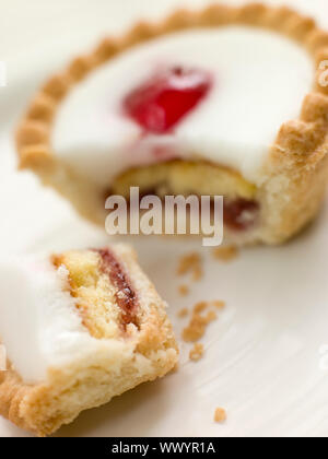 Bissen von einer Kirsche Bakewell Tart Stockfoto