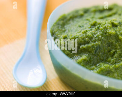 Brokkoli und Spinat-Baby-Nahrung-Püree Stockfoto