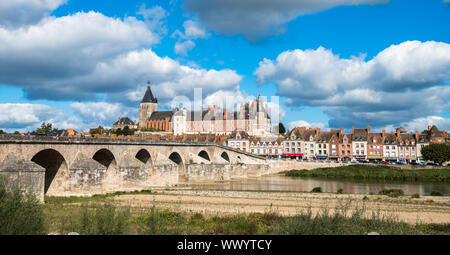 Anzeigen von Gien mit das Schloss und die Alte Brücke über die Loire, Frankreich Stockfoto