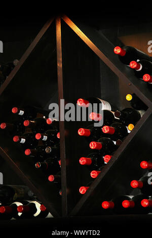 Wein Regal mit verschiedenen Weine Stockfoto