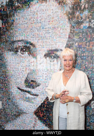 Dame Judi Dench enthüllt ein Wandgemälde von Schauspielerin Dame Peggy Ashcroft von Künstlerin Helen Marshall, während die Wiedereröffnung der Ashcroft Playhouse im Fairfield Halls, Croydon. PA-Foto. Bild Datum: Montag, September 16, 2019. Siehe PA Geschichte showbiz Dench. Photo Credit: Dominic Lipinski/PA-Kabel Stockfoto