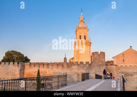 Die Alte Brücke und die Kathedrale von La Asuncion in El Burgo de Osma Dorf, Soria, Spanien Stockfoto