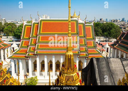 Die buddhistischen Tempel Wat Ratchanatdaram im zentralen Viertel von Bangkok. Stockfoto