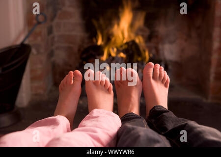 Kinderfüße Erwärmung am Kamin Stockfoto