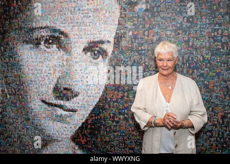 Dame Judi Dench enthüllt ein Wandgemälde von Schauspielerin Dame Peggy Ashcroft von Künstlerin Helen Marshall, während die Wiedereröffnung der Ashcroft Playhouse im Fairfield Halls, Croydon. PA-Foto. Bild Datum: Montag, September 16, 2019. Siehe PA Geschichte showbiz Dench. Photo Credit: Dominic Lipinski/PA-Kabel Stockfoto