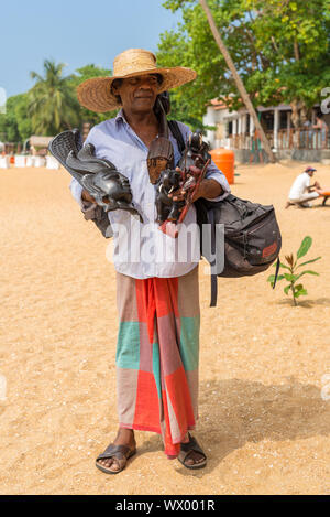 Lokale souvenir Verkäufer am Strand von Unawatuna, Sri Lanka Stockfoto