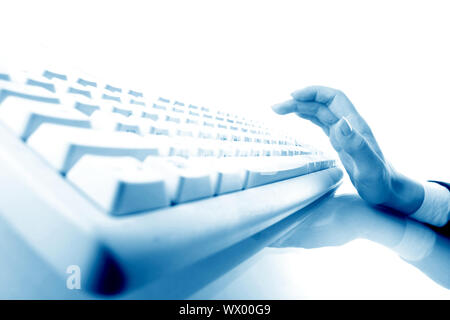 Mädchen-Hände Tippen auf Tastatur-Makros hautnah Stockfoto