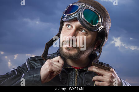 Häcksler alten Motortreiber, Mann mit Sonnenbrille, Lederjacke mit ausdrucksvollen Gesichtern auf Sturm Wolken Hintergrund Stockfoto