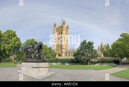 Eine Bronzeskulptur Memorial von Rodin, um die Bürger von Calais in der Victoria Tower Park außerhalb der Victoria Turm des House of Lords (Westminste Stockfoto