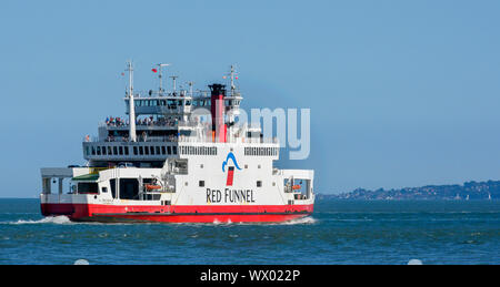 Red Funnel "Red Eagle" Auto- und Passagierfähre verlässt Southampton Wasser in Richtung Isle of Wight, Hampshire, England, Großbritannien Stockfoto