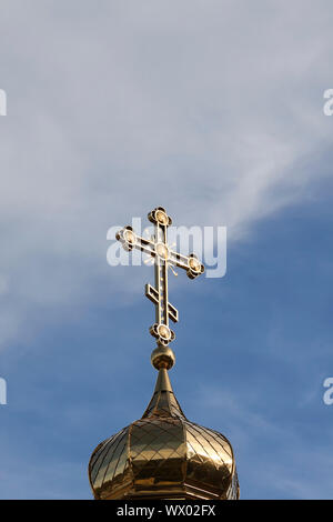 Kreuz auf einem Dach einer Russisch-orthodoxen Kirche Stockfoto