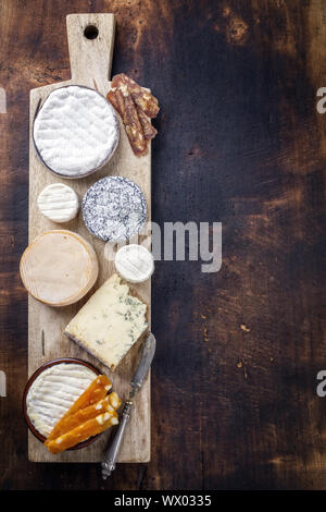 Französische Käseplatte mit spanischen Dulce de Membrillo als Draufsicht auf einem Holzbrett Stockfoto