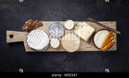 Französische Käseplatte mit spanischen Dulce de Membrillo als Draufsicht auf einem Holzbrett Stockfoto