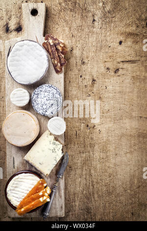 Französische Käseplatte mit spanischen Dulce de Membrillo als Draufsicht auf einem Holzbrett Stockfoto