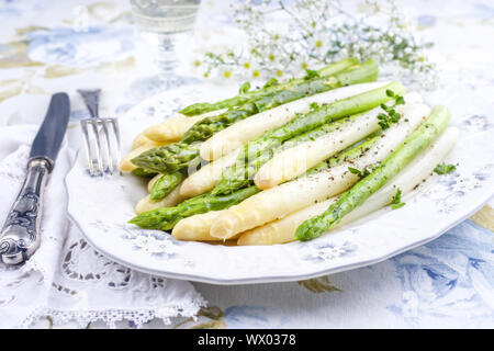 Gekochten grünen und weißen Spargel als Draufsicht auf einer Platte Stockfoto