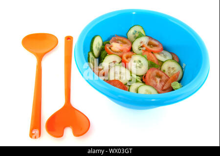 Frischer Salat mit Gurken und Tomaten in bunten Schüssel Stockfoto