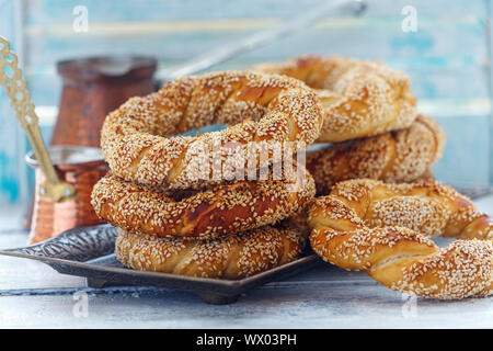 Türkische Simit Bagels mit Sesam auf eine Bronze Fach hautnah. Stockfoto