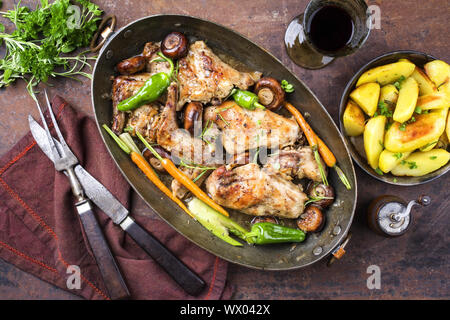 Kaninchen mit Gemüse und Pilzen als Draufsicht in einem Stewpot Stockfoto