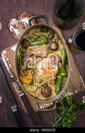 Kaninchen mit Gemüse und Champignons in Weißwein-Sahnesoße, Ansicht von oben in einem Stewpot Stockfoto